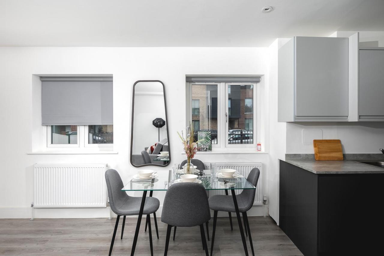 Skyvillion - London Enfield Chase Apartments With Parking & Wifi エクステリア 写真
