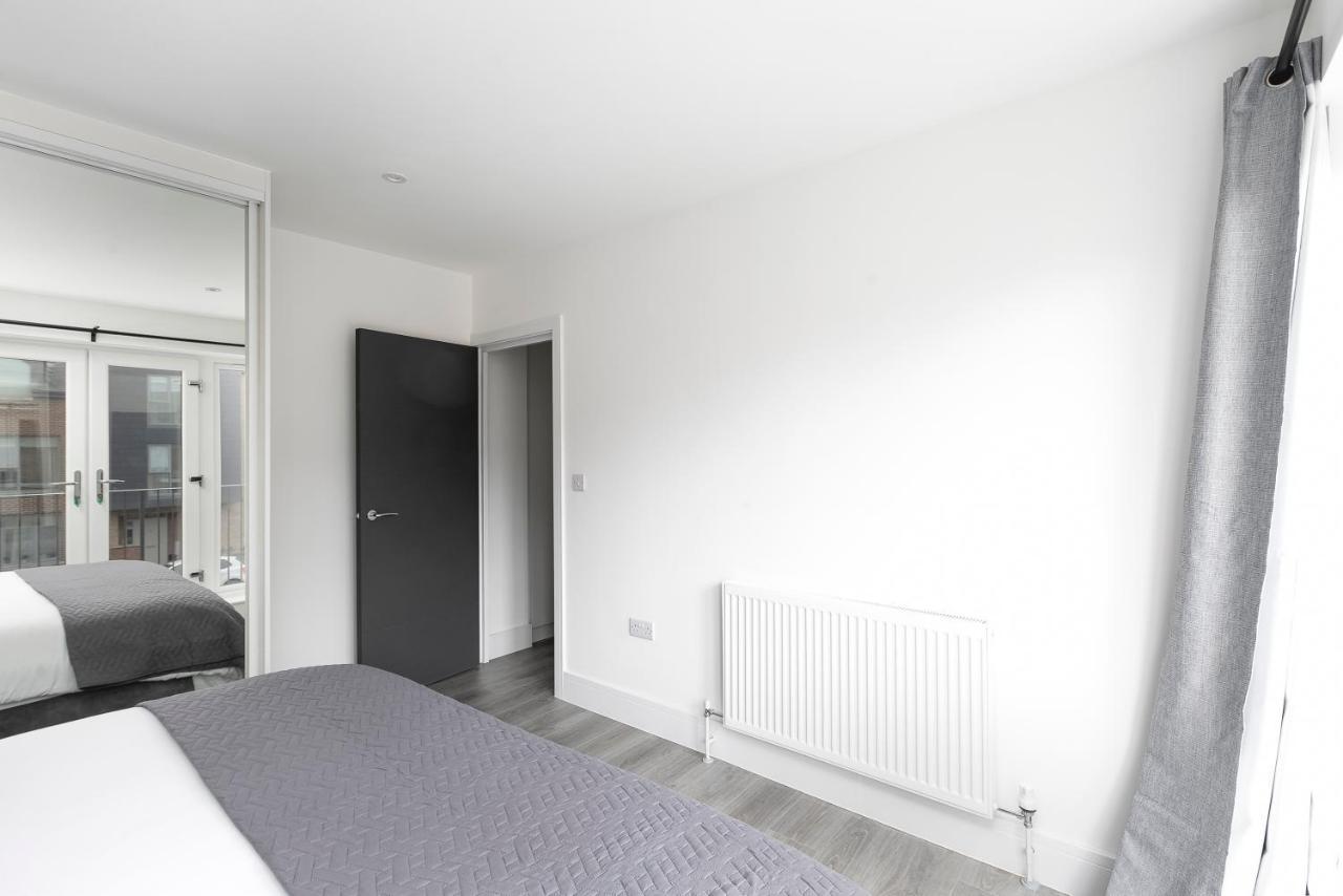 Skyvillion - London Enfield Chase Apartments With Parking & Wifi エクステリア 写真