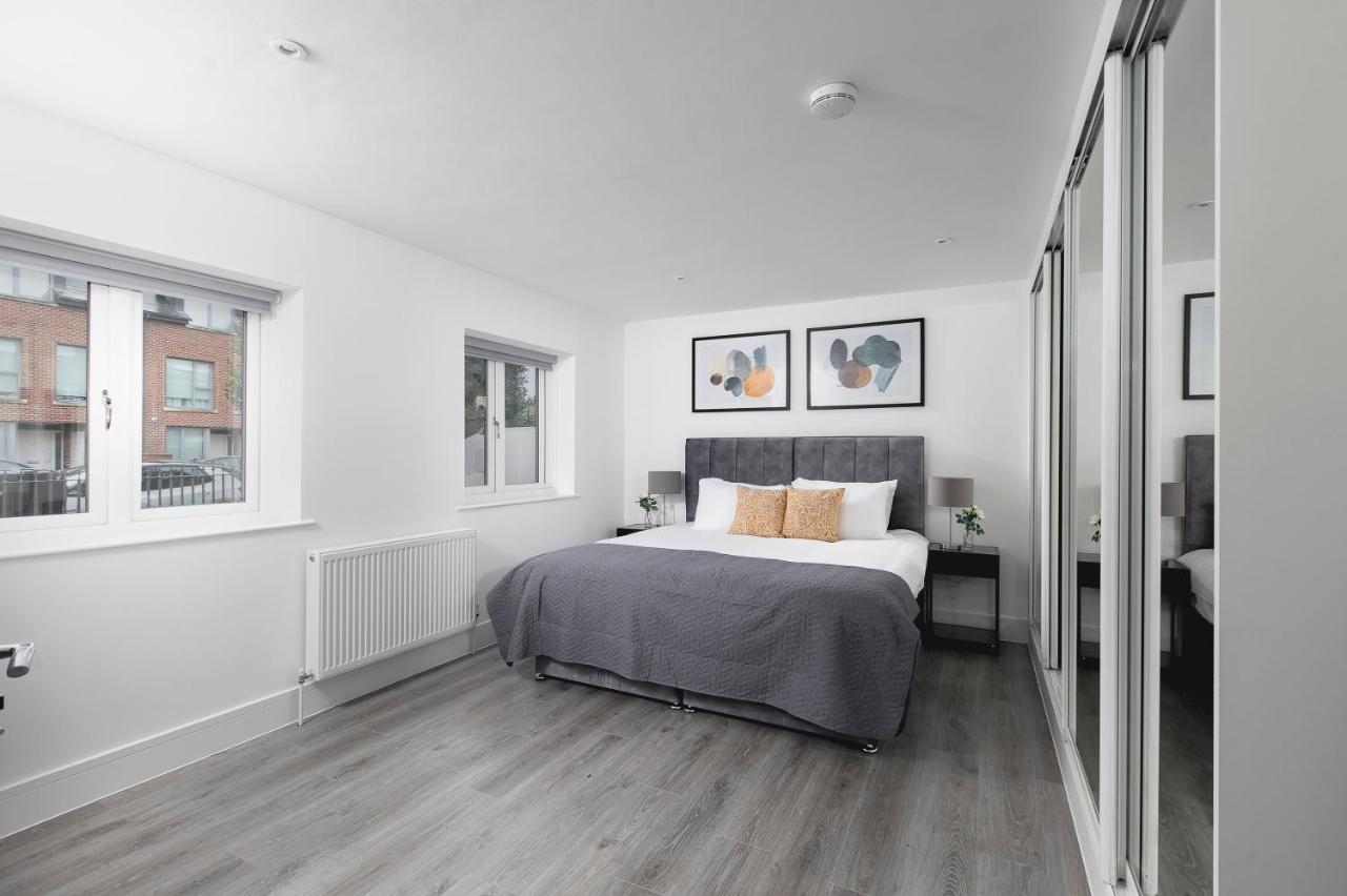 Skyvillion - London Enfield Chase Apartments With Parking & Wifi エクステリア 写真