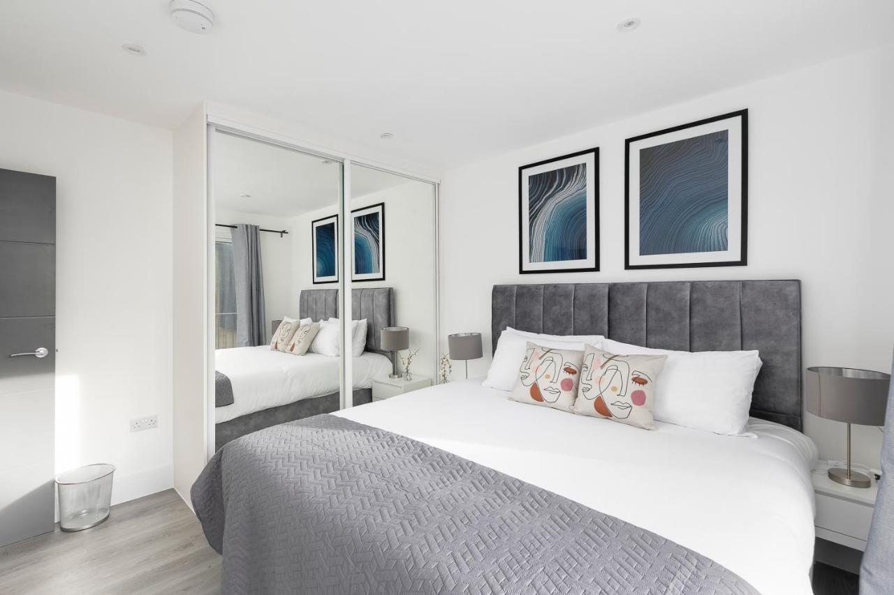 Skyvillion - London Enfield Chase Apartments With Parking & Wifi エクステリア 写真