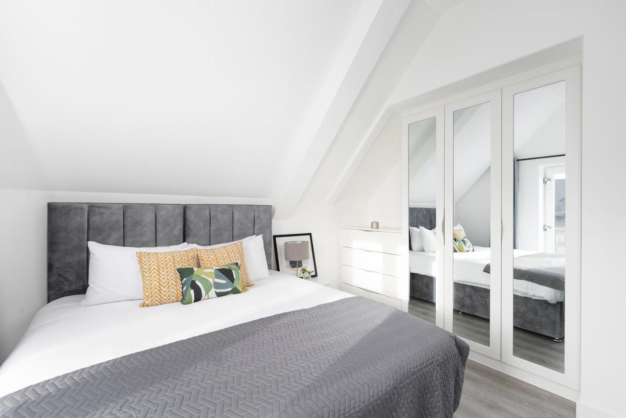 Skyvillion - London Enfield Chase Apartments With Parking & Wifi エクステリア 写真