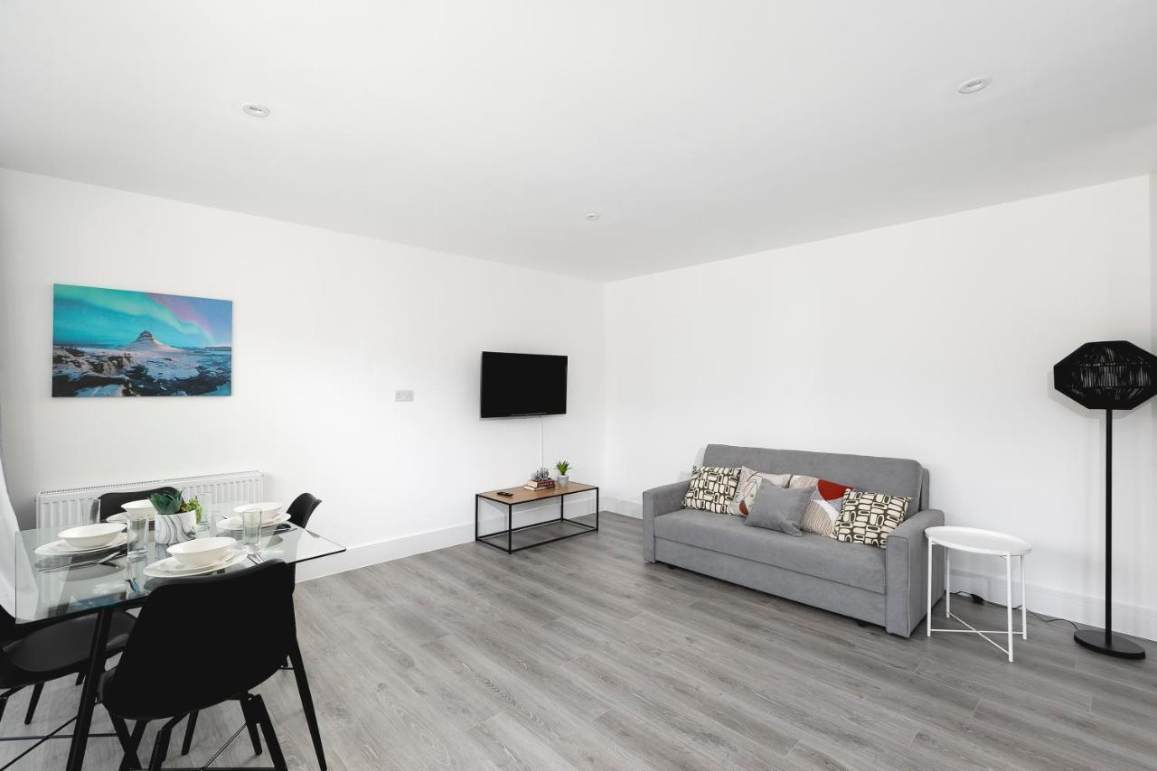Skyvillion - London Enfield Chase Apartments With Parking & Wifi エクステリア 写真