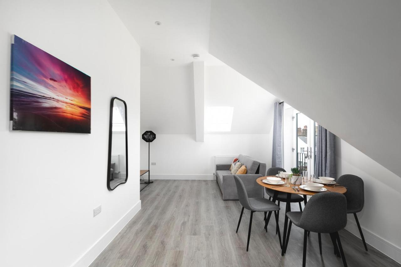 Skyvillion - London Enfield Chase Apartments With Parking & Wifi エクステリア 写真