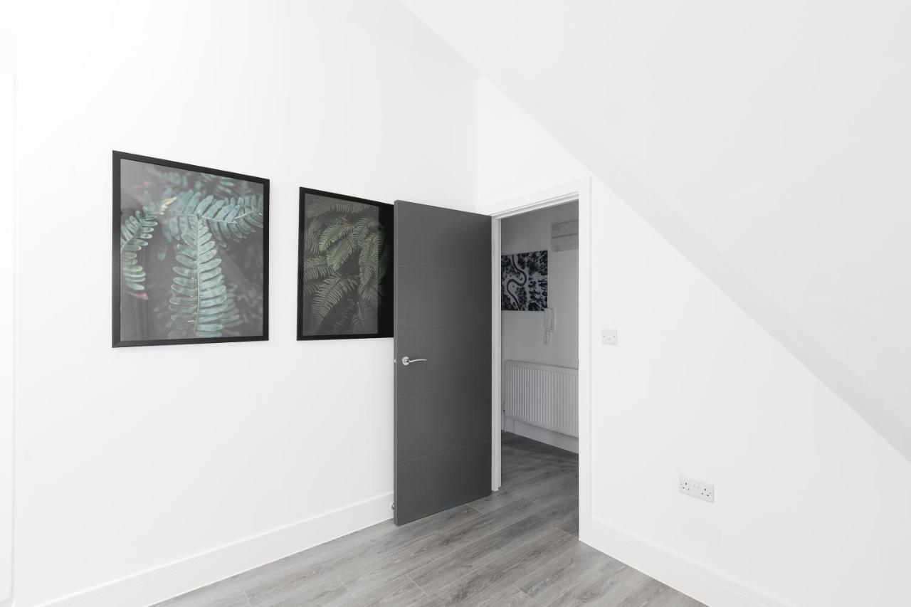 Skyvillion - London Enfield Chase Apartments With Parking & Wifi エクステリア 写真
