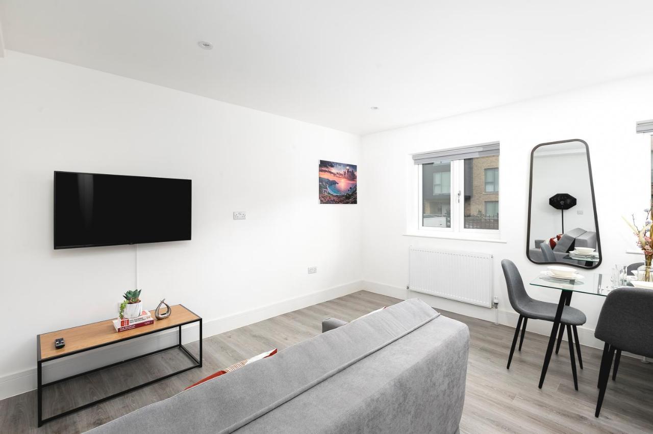 Skyvillion - London Enfield Chase Apartments With Parking & Wifi エクステリア 写真