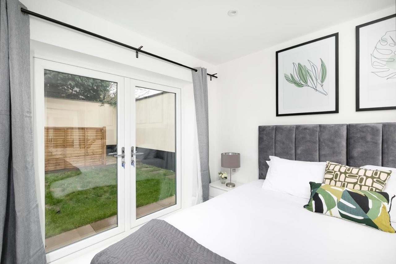 Skyvillion - London Enfield Chase Apartments With Parking & Wifi エクステリア 写真