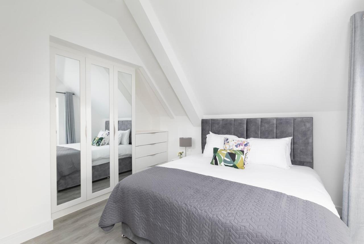 Skyvillion - London Enfield Chase Apartments With Parking & Wifi エクステリア 写真