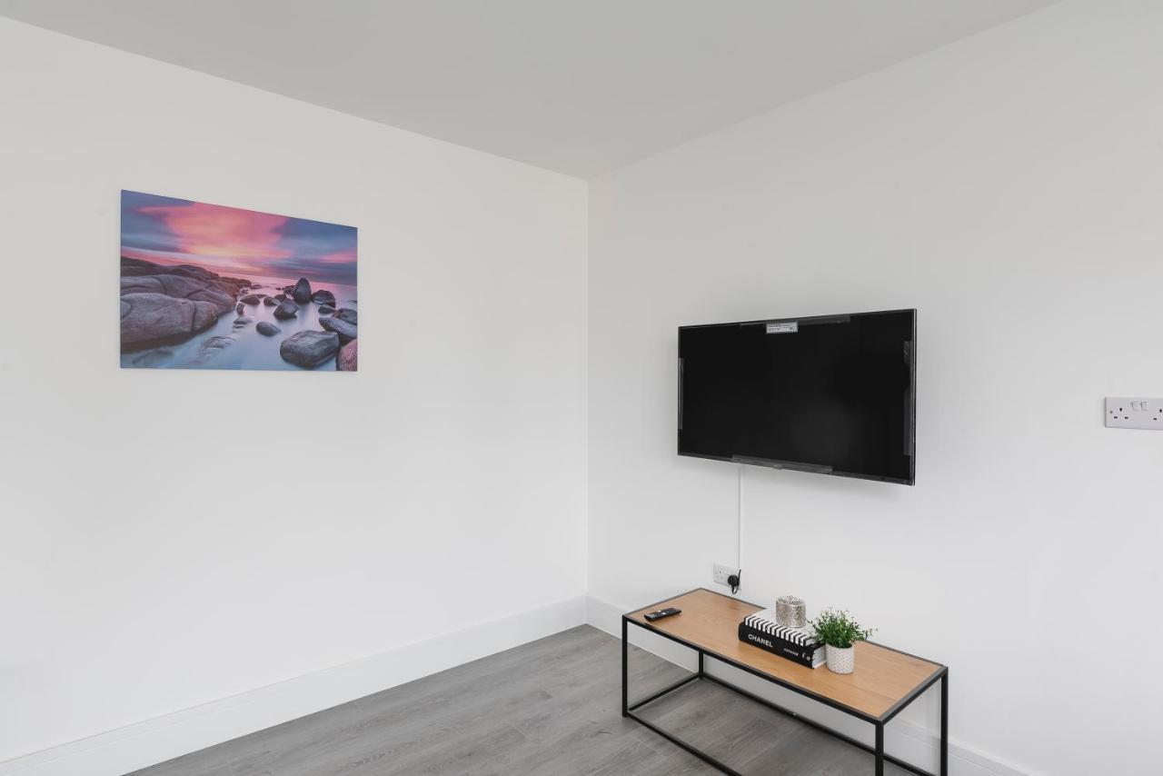 Skyvillion - London Enfield Chase Apartments With Parking & Wifi エクステリア 写真