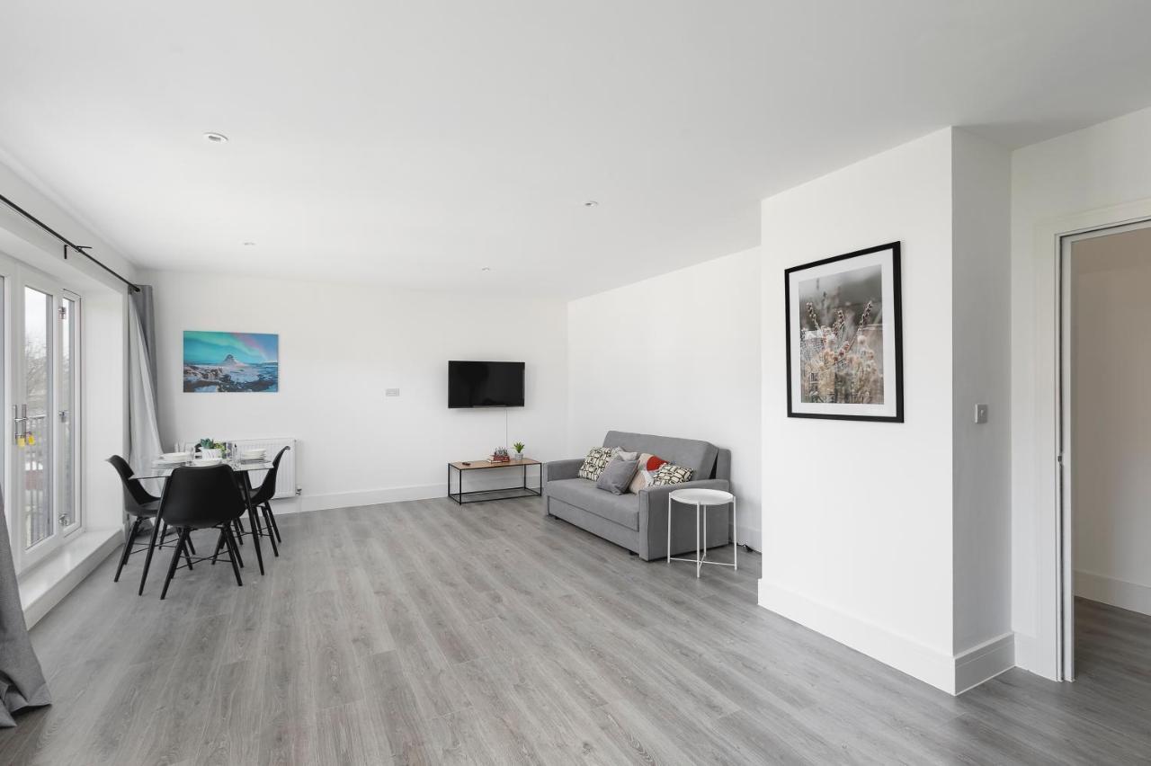 Skyvillion - London Enfield Chase Apartments With Parking & Wifi エクステリア 写真