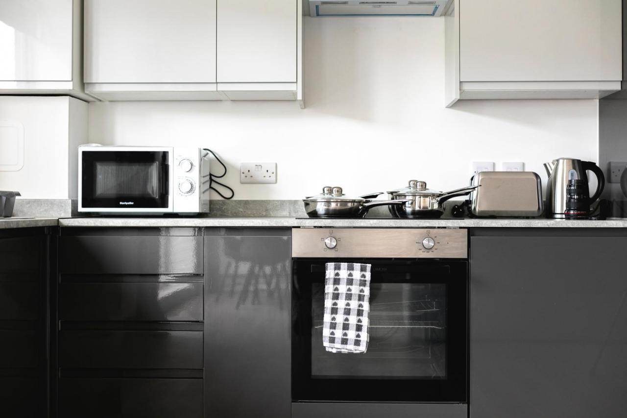 Skyvillion - London Enfield Chase Apartments With Parking & Wifi エクステリア 写真