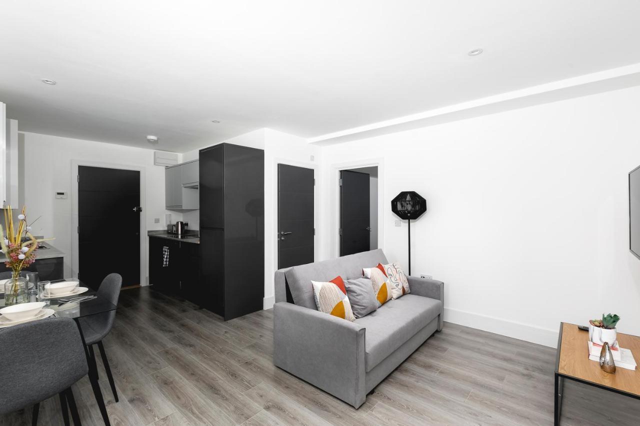 Skyvillion - London Enfield Chase Apartments With Parking & Wifi エクステリア 写真