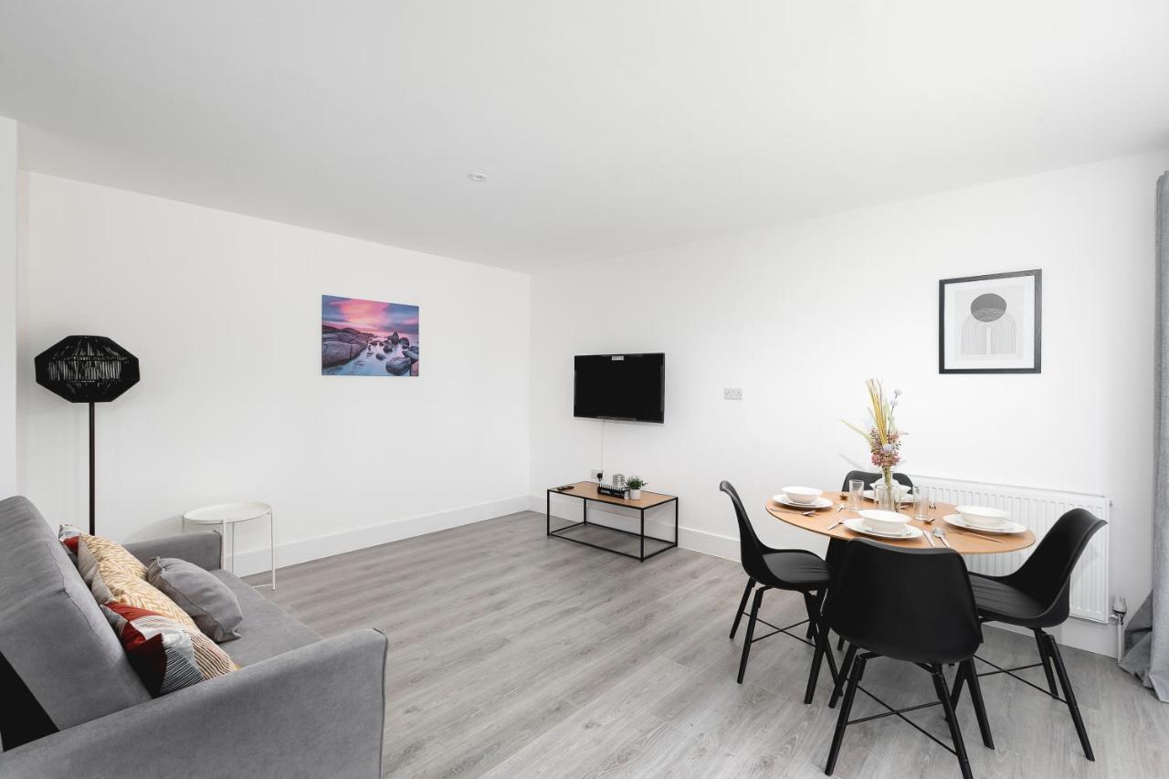 Skyvillion - London Enfield Chase Apartments With Parking & Wifi エクステリア 写真