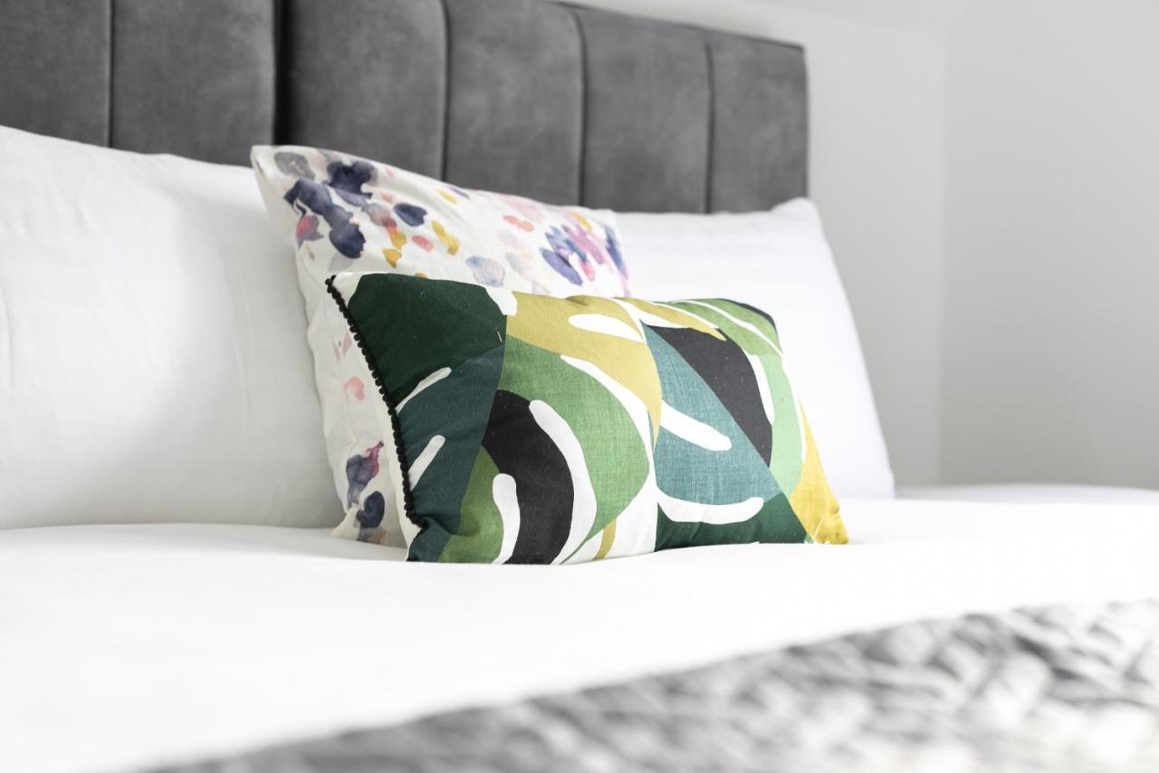 Skyvillion - London Enfield Chase Apartments With Parking & Wifi エクステリア 写真
