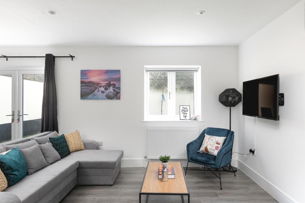 Skyvillion - London Enfield Chase Apartments With Parking & Wifi エクステリア 写真