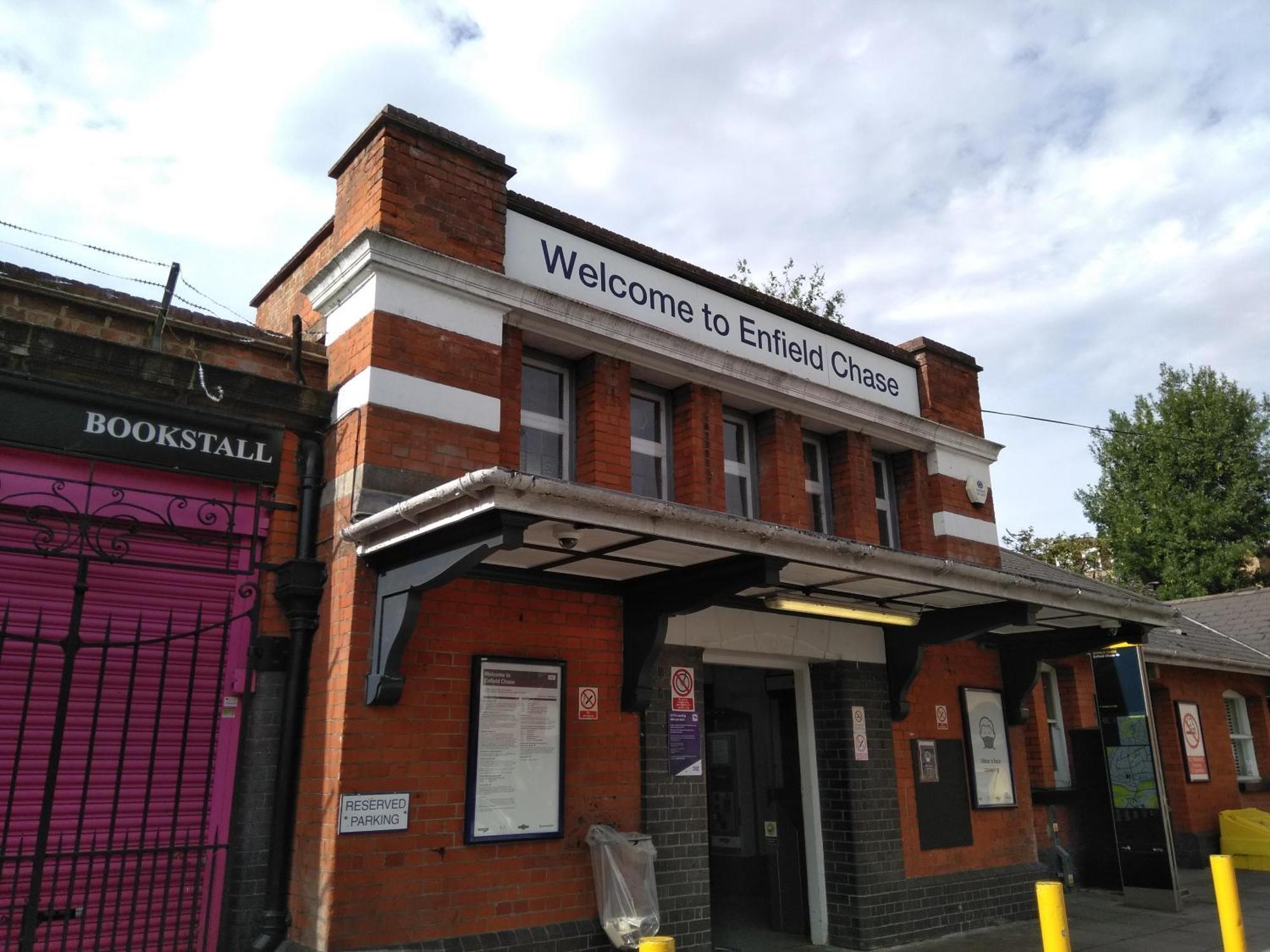 Skyvillion - London Enfield Chase Apartments With Parking & Wifi エクステリア 写真